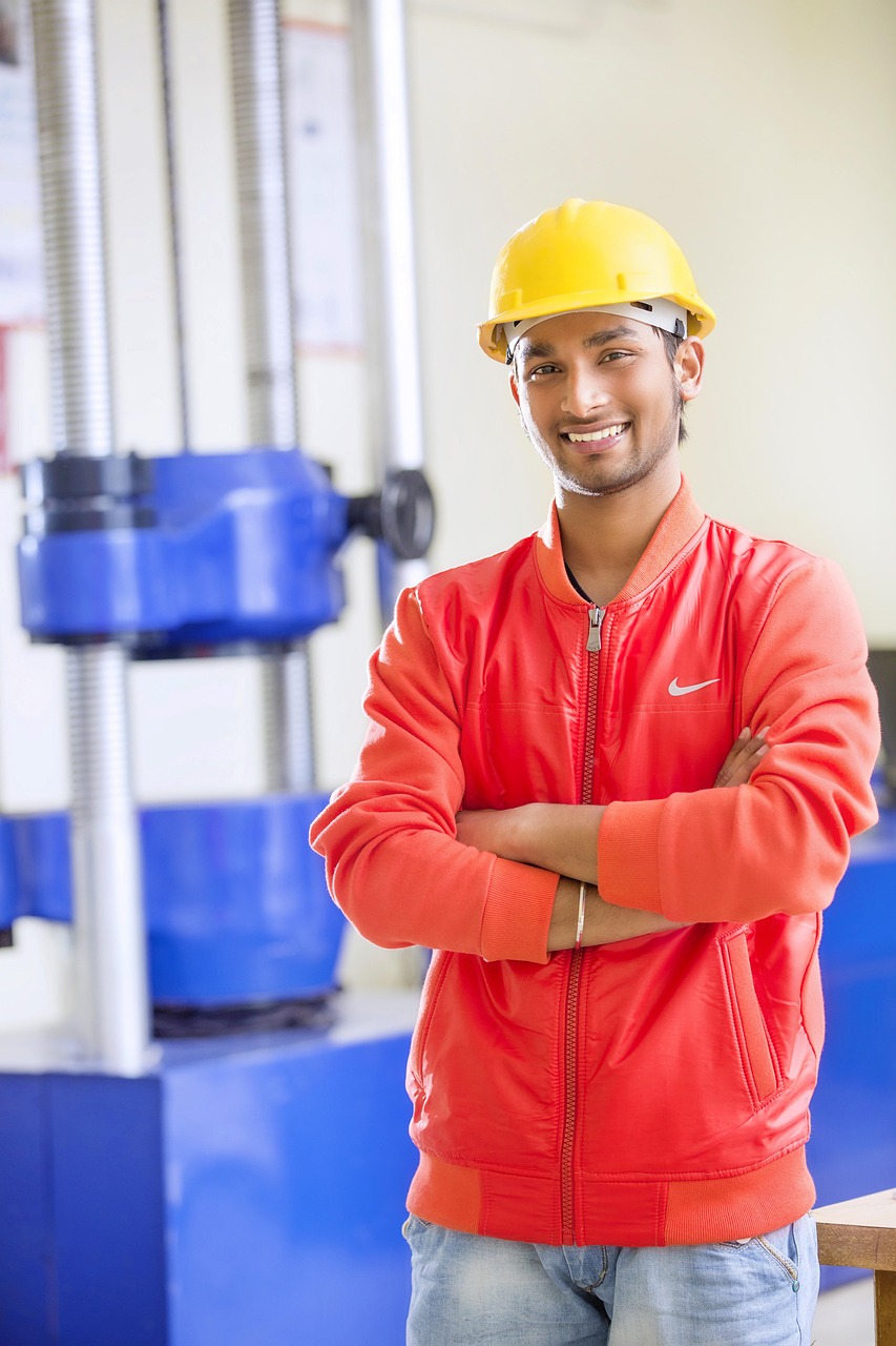 Jeune ingénieur souriant portant un casque de chantier